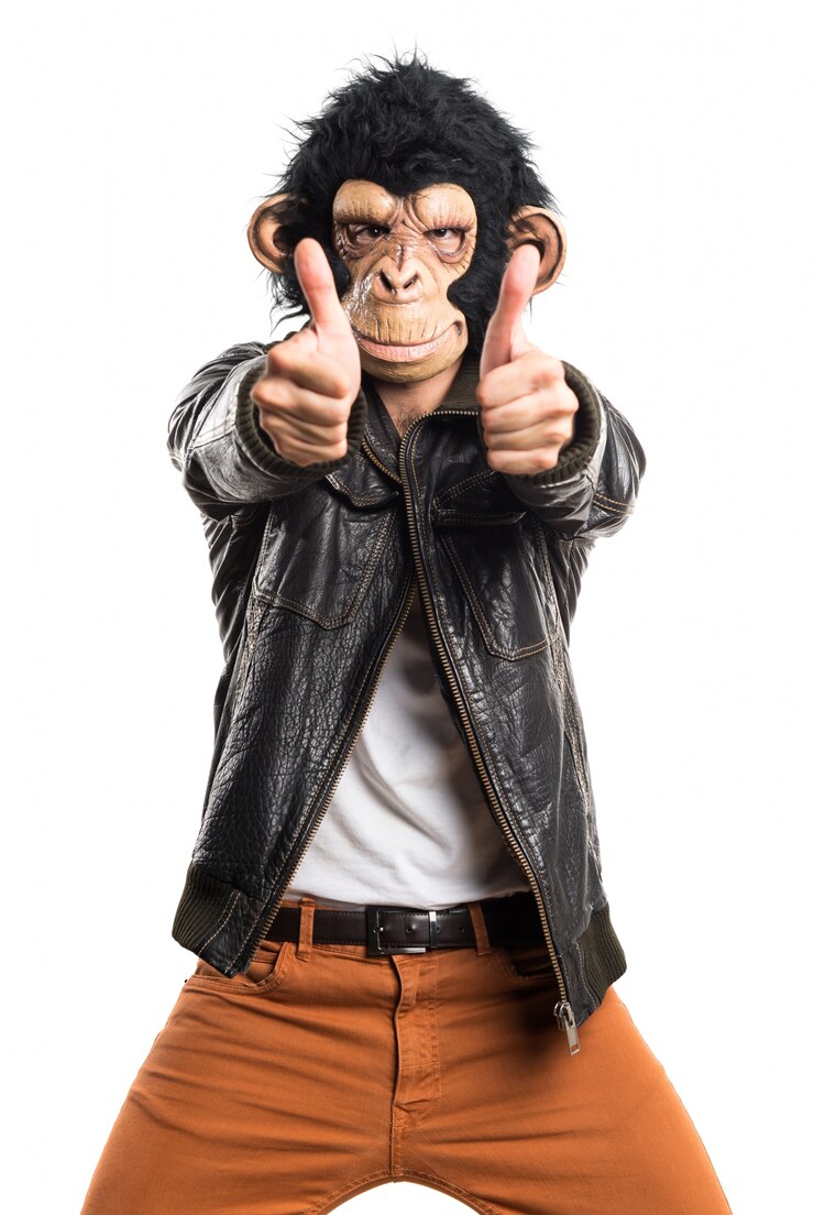 Foto grátis homem do macaco fazendo um gesto de vitória