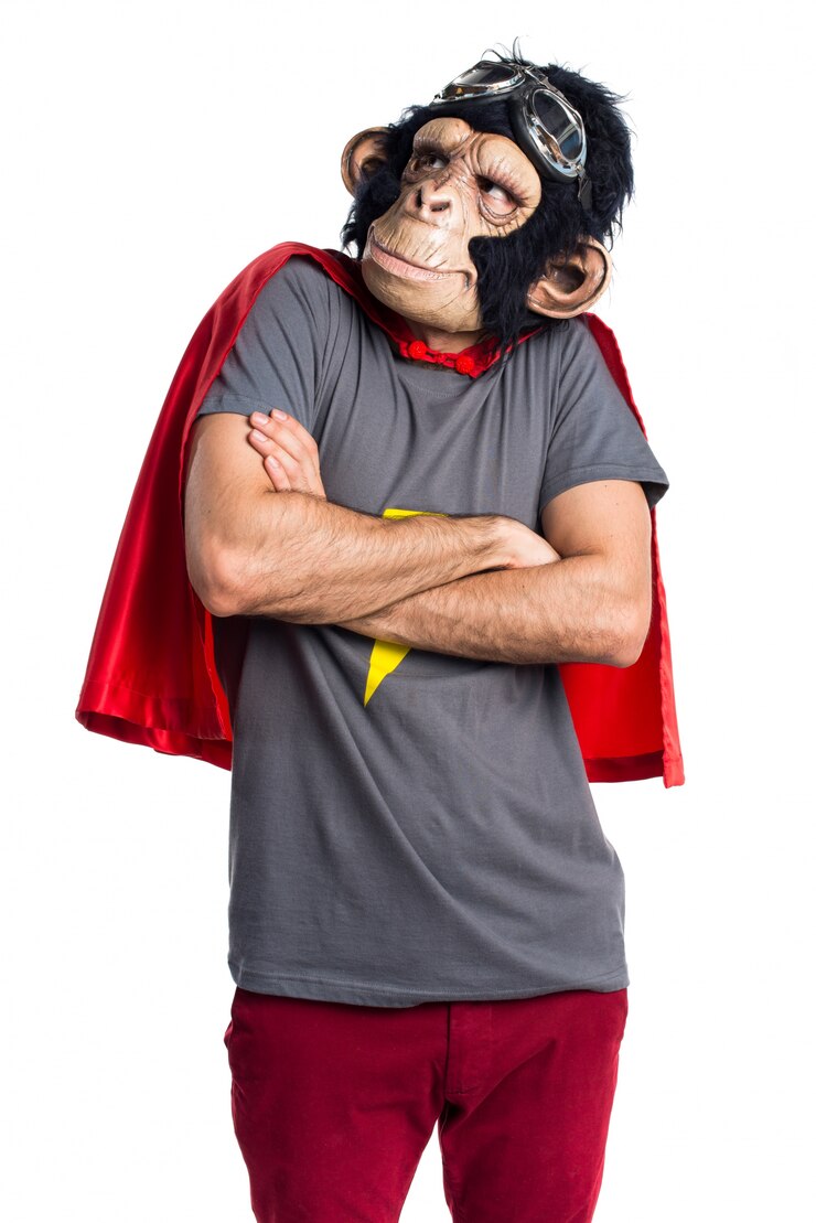 Foto grátis homem do macaco super-herói fazendo um gesto sem importância