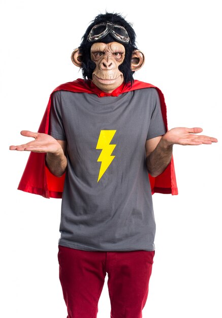 Foto grátis homem do macaco super-herói fazendo um gesto sem importância
