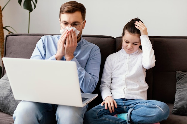 Foto grátis homem doente com tiro médio com laptop