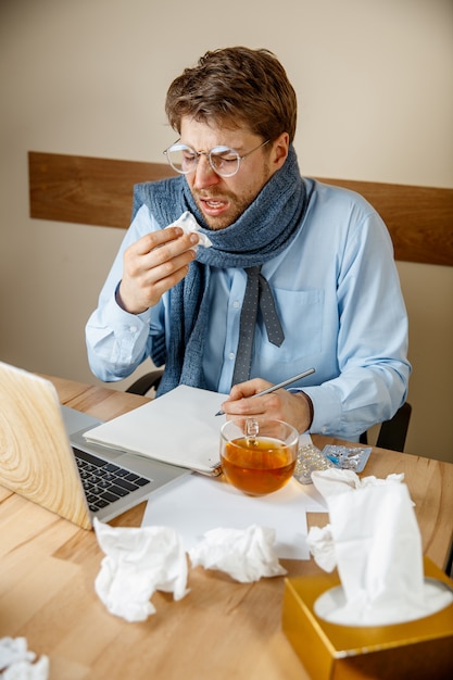 Homem doente enquanto trabalhava no escritório