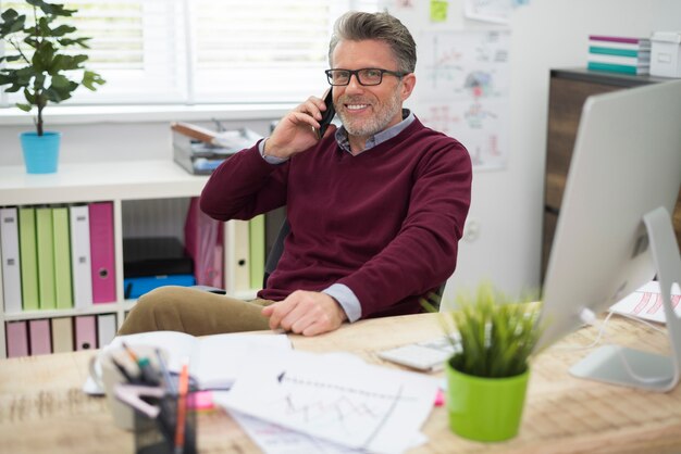 Homem durante uma pausa no trabalho