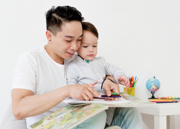 Homem e criança desenho juntos em casa
