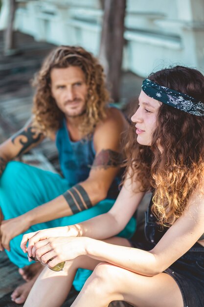 homem e menina no oceano. amigos de férias. homem de meia idade