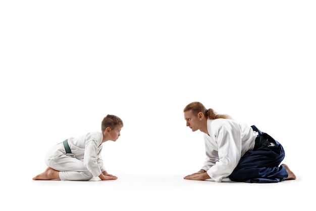 Homem e menino adolescente treinando Aikido na escola de artes marciais