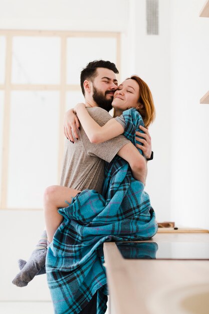 Homem e mulher, abraçando a decoração minimalista