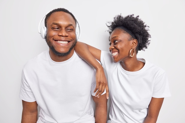 Homem e mulher adolescente afro-americana simpática e positiva sorrindo alegremente