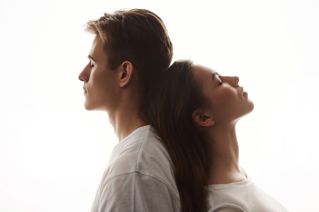 Foto grátis homem e mulher apaixonada. ela deita a cabeça nas costas dele com os olhos fechados.