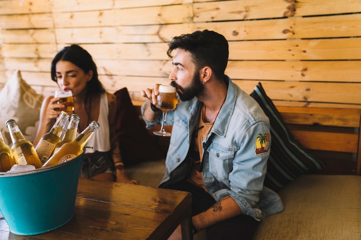 Foto grátis homem e mulher bebendo cerveja