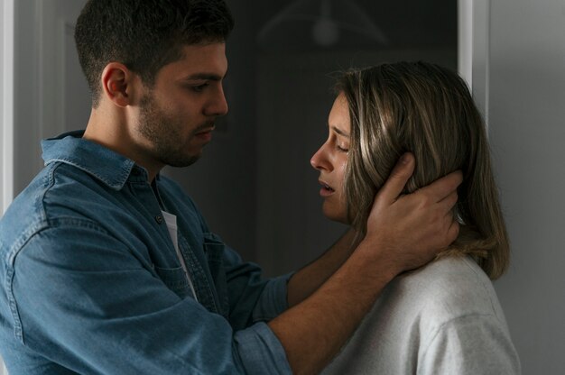 Homem e mulher brigando em casa