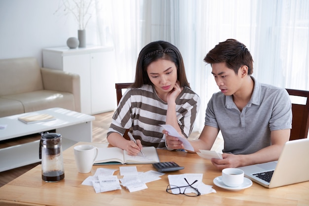 Homem e mulher, cálculo do orçamento doméstico em casa