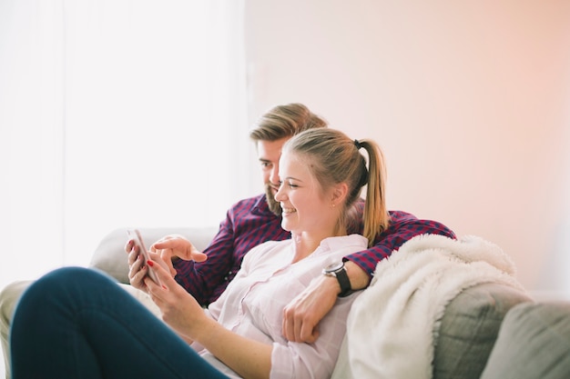 Foto grátis homem e mulher com smartphone em casa