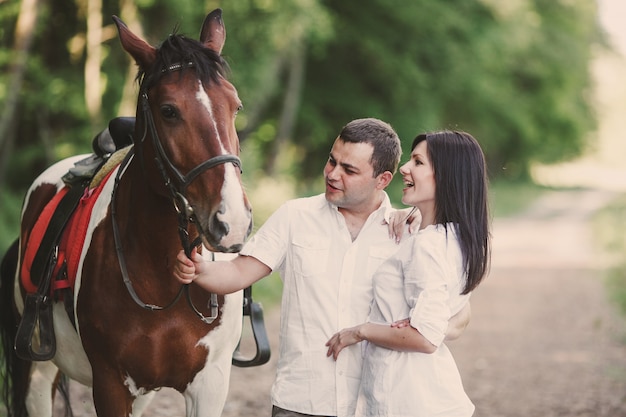 Homem e mulher com um cavalo