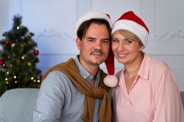 Foto grátis homem e mulher comemorando a véspera de ano novo em casa juntos