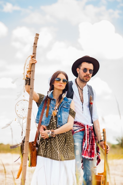 Foto grátis homem e mulher como descolados boho contra o céu azul