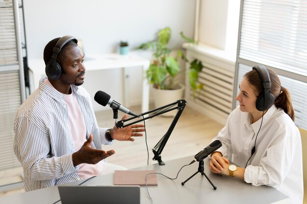Homem e mulher conversando em um podcast