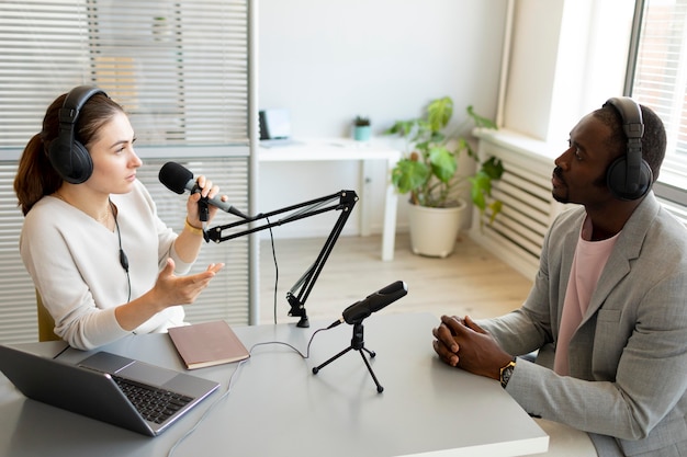 Homem e mulher conversando em um podcast