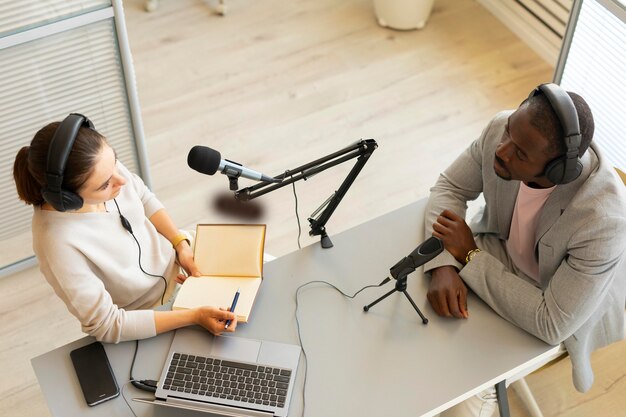 Homem e mulher conversando em um podcast