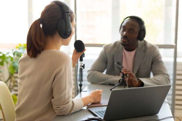 Homem e mulher conversando em um podcast