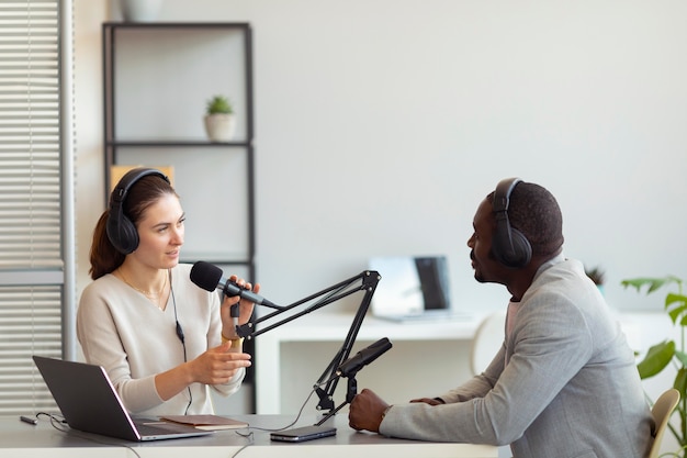 Homem e mulher conversando em um podcast