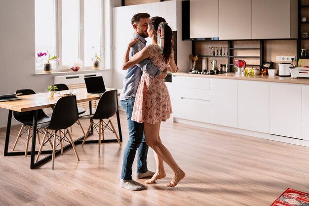 Homem e mulher dançando em um interior moderno