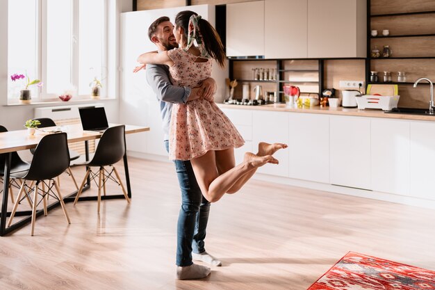 Homem e mulher dançando em um interior moderno