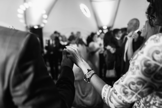 Foto grátis homem e mulher dão as mãos enquanto dançam
