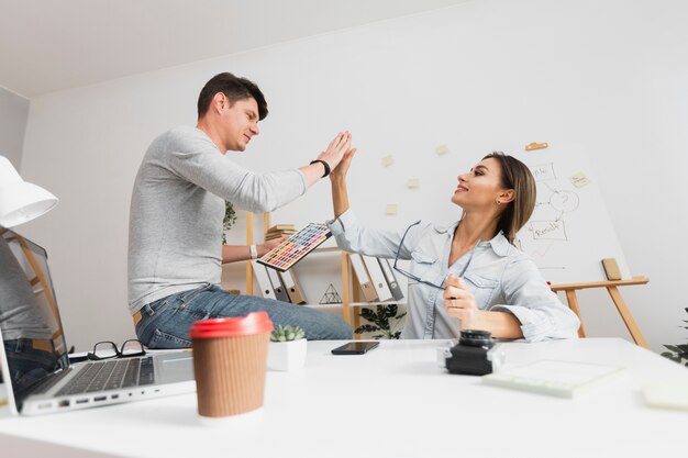 Homem e mulher de negócios mais cinco