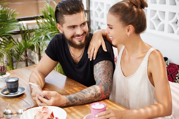 Homem e mulher elegantes sentados em um café