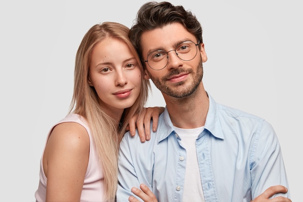 Homem e mulher em roupas casuais posando