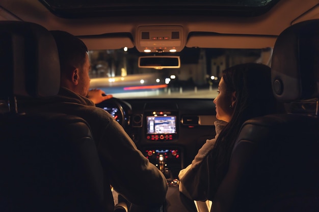 Foto grátis homem e mulher em um carro à noite vista do carro