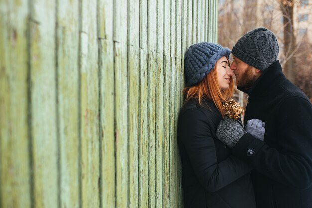 Homem e mulher em um terno abraço