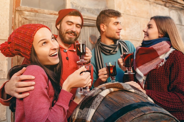 Foto grátis homem e mulher europeus sorridentes durante a festa