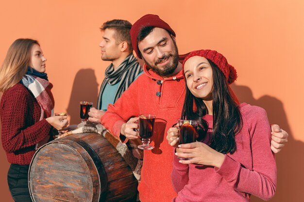 Homem e mulher europeus sorridentes durante a festa