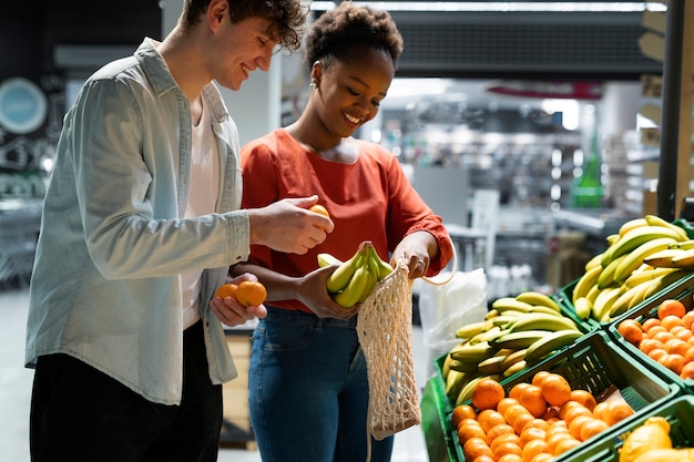 Homem e mulher fazendo compras no supermercado