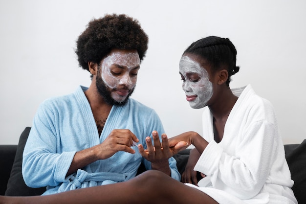 Foto grátis homem e mulher fazendo tratamento de beleza em casa