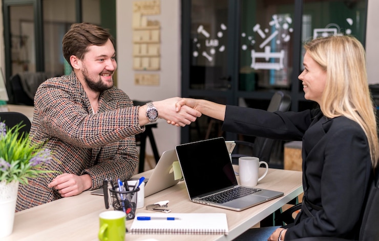 Foto grátis homem e mulher fazendo um acordo no trabalho