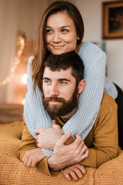 Homem e mulher felizes em tiro médio