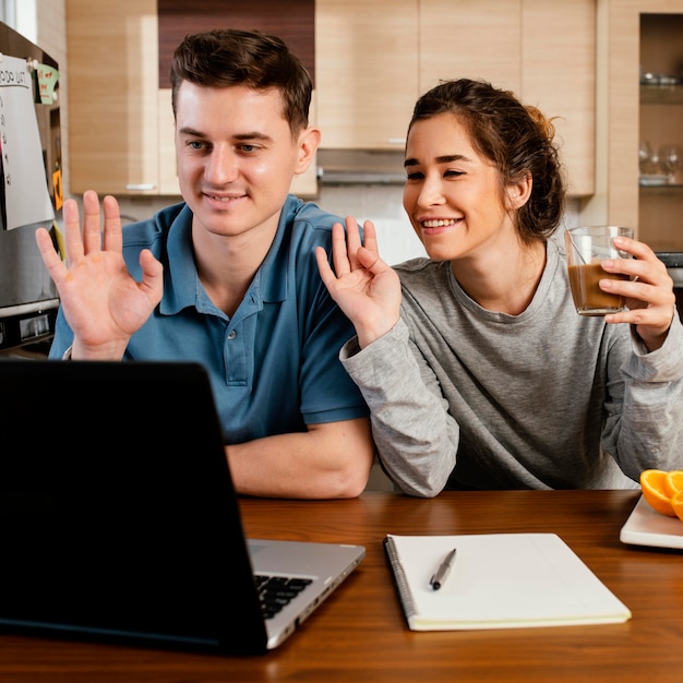 Homem e mulher felizes em tiro médio