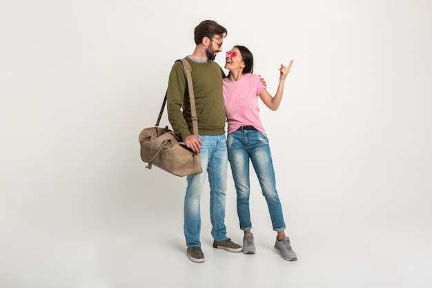 Homem e mulher felizes viajando juntos, abraçando uma paisagem isolada, mostrando o dedo, em um romance amoroso juntos