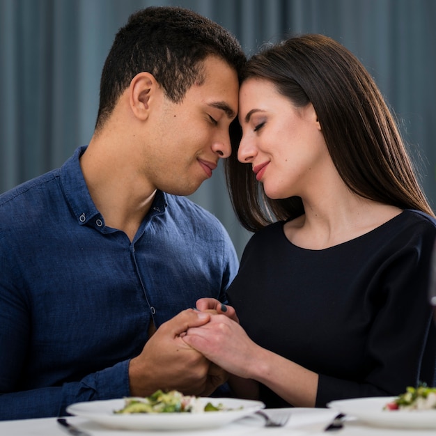 Foto grátis homem e mulher, jantar romântico no dia dos namorados dentro