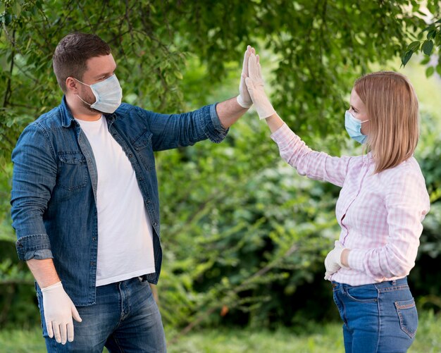 Homem e mulher mantendo distância social