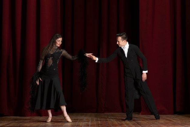 Homem e mulher mostrando dança de salão juntos