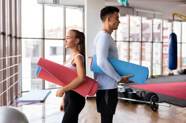 Homem e mulher na aula de fitness