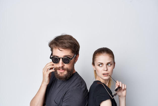 Homem e mulher na moda amizade comunicação romance usando óculos escuros luz de fundo