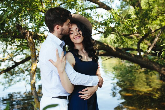 Homem e mulher no lago passando um tempo nos braços um do outro