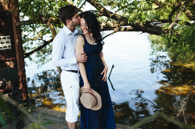 Foto grátis homem e mulher no lago passando um tempo nos braços um do outro