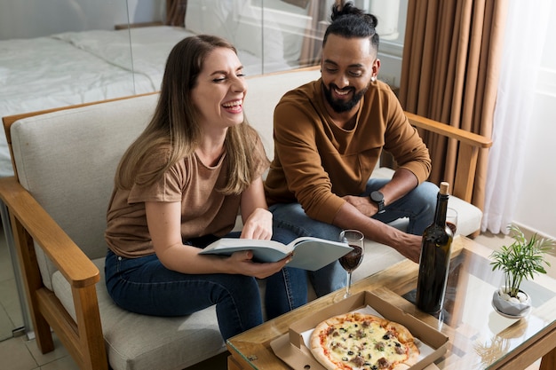 Foto grátis homem e mulher passando um tempo juntos