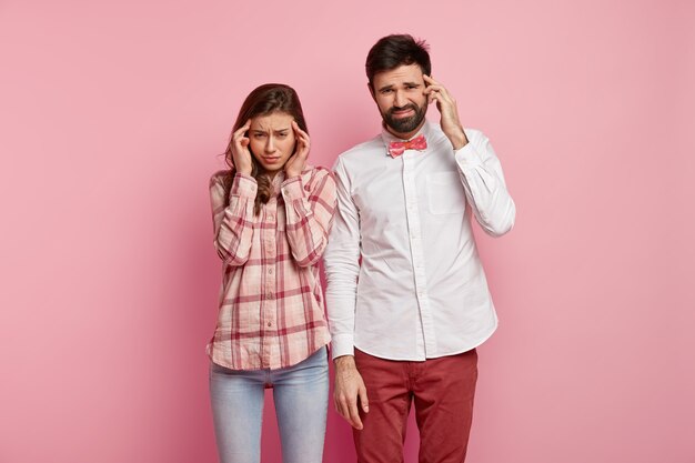 Homem e mulher posando com roupas coloridas