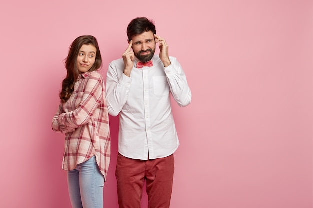 Homem e mulher posando com roupas coloridas